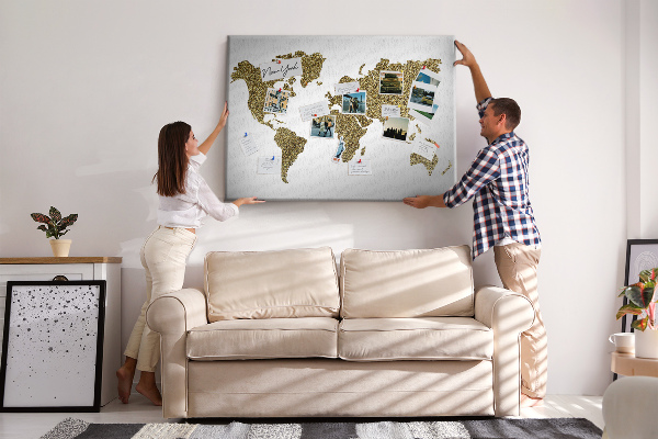 Lavagna di sughero mappa del mondo dorata su sfondo bianco