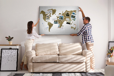 Lavagna di sughero mappa del mondo dorata su sfondo bianco