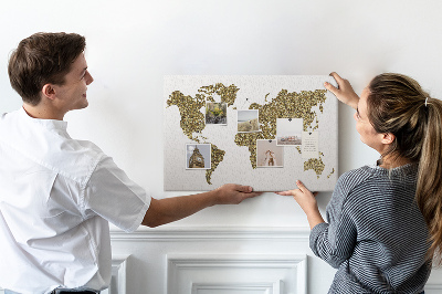 Lavagna di sughero mappa del mondo dorata su sfondo bianco