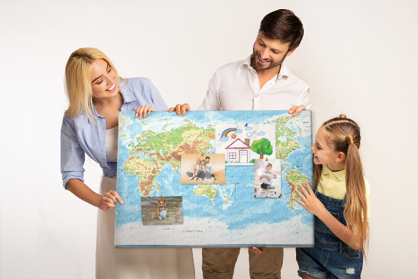 Lavagna di sughero mappa del mondo con continenti colorati