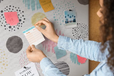 Bacheca in sughero con forme colorate in una varietà di motivi