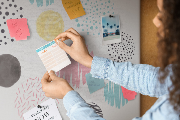 Bacheca in sughero con forme colorate in una varietà di motivi