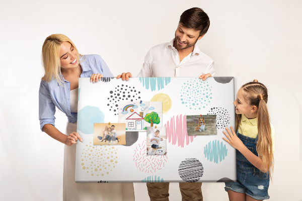 Bacheca in sughero con forme colorate in una varietà di motivi