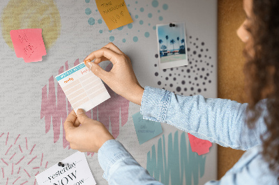 Bacheca in sughero con forme colorate in una varietà di motivi