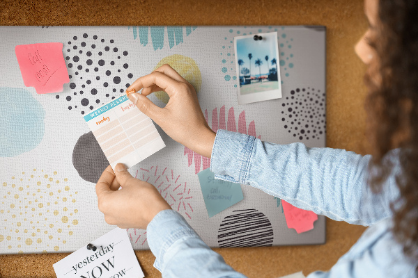 Bacheca in sughero con forme colorate in una varietà di motivi