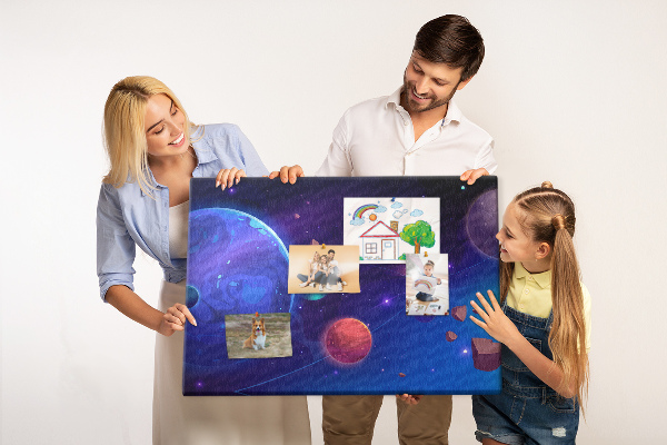 Lavagna di sughero con stampa paesaggio spaziale con pianeti e asteroidi
