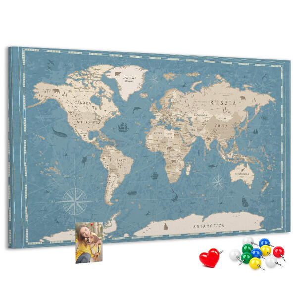 Bacheca in sughero con mappa del mondo antica su sfondo delicato