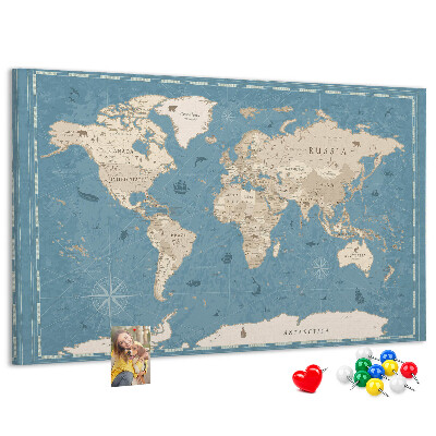 Bacheca in sughero con mappa del mondo antica su sfondo delicato