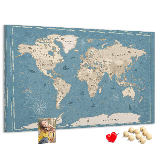 Bacheca in sughero con mappa del mondo antica su sfondo delicato