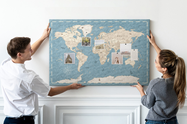 Bacheca in sughero con mappa del mondo antica su sfondo delicato
