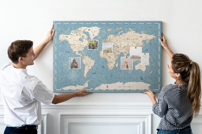 Bacheca in sughero con mappa del mondo antica su sfondo delicato