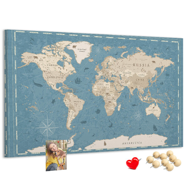 Bacheca in sughero con mappa del mondo antica su sfondo delicato