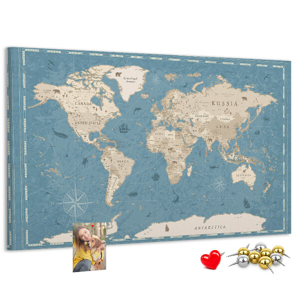 Bacheca in sughero con mappa del mondo antica su sfondo delicato