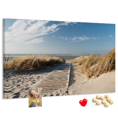 Lavagna di sughero con stampa passeggiata sulla spiaggia sotto il sole estivo
