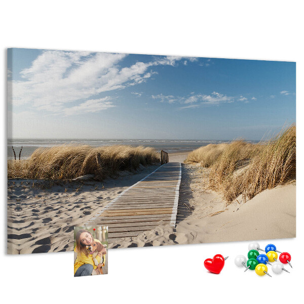 Lavagna di sughero con stampa passeggiata sulla spiaggia sotto il sole estivo