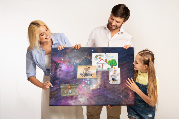 Bacheca in sughero con stampa di un paesaggio spaziale con stelle e nebulose