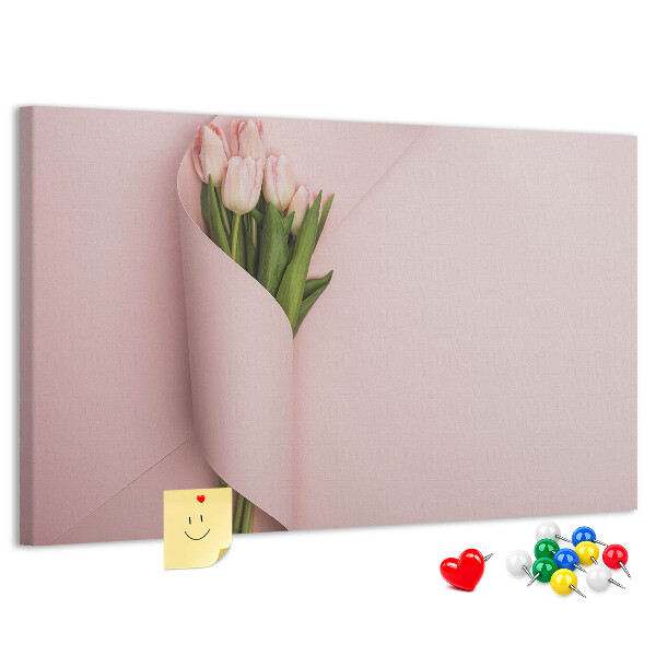 Lavagna di sughero con stampa di delicati tulipani su sfondo rosa