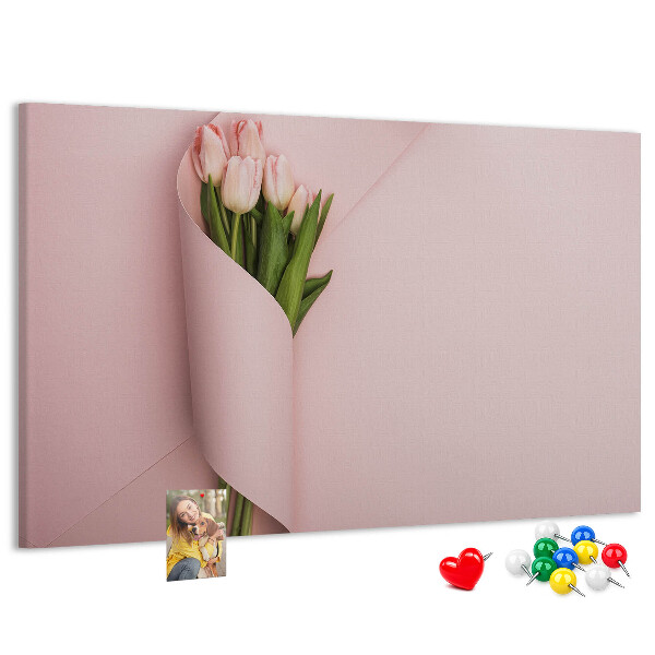 Lavagna di sughero con stampa di delicati tulipani su sfondo rosa