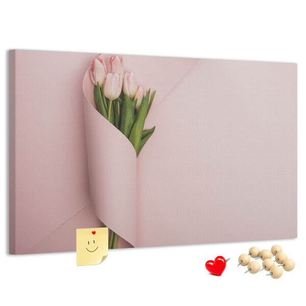 Lavagna di sughero con stampa di delicati tulipani su sfondo rosa
