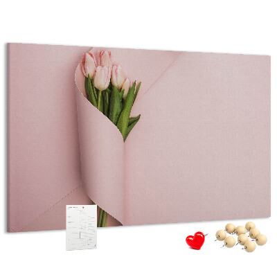 Lavagna di sughero con stampa di delicati tulipani su sfondo rosa