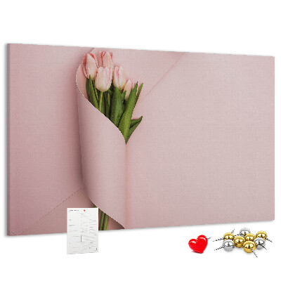 Lavagna di sughero con stampa di delicati tulipani su sfondo rosa