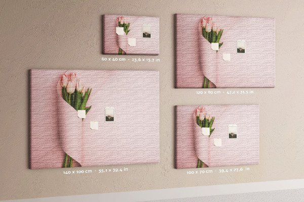 Lavagna di sughero con stampa di delicati tulipani su sfondo rosa