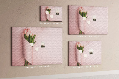 Lavagna di sughero con stampa di delicati tulipani su sfondo rosa