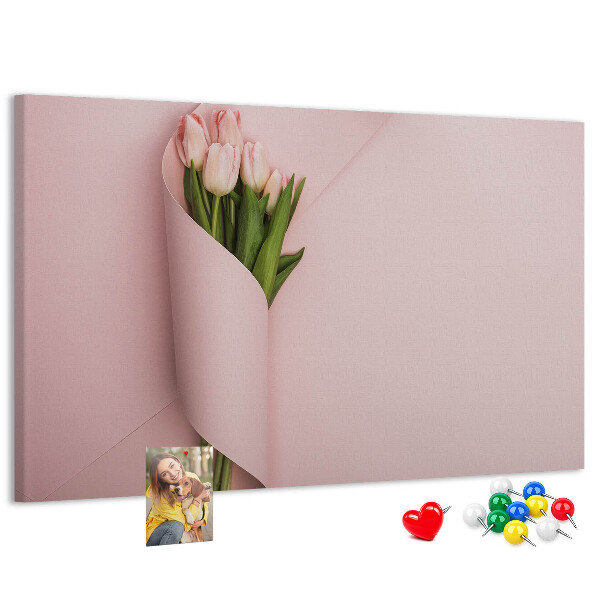 Lavagna di sughero con stampa di delicati tulipani su sfondo rosa