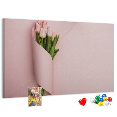 Lavagna di sughero con stampa di delicati tulipani su sfondo rosa