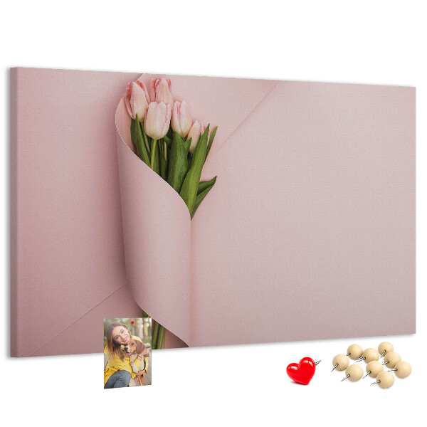 Lavagna di sughero con stampa di delicati tulipani su sfondo rosa