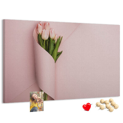 Lavagna di sughero con stampa di delicati tulipani su sfondo rosa