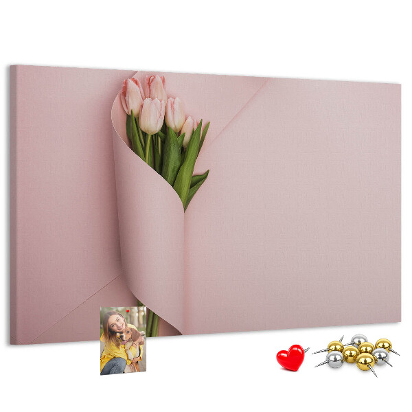 Lavagna di sughero con stampa di delicati tulipani su sfondo rosa