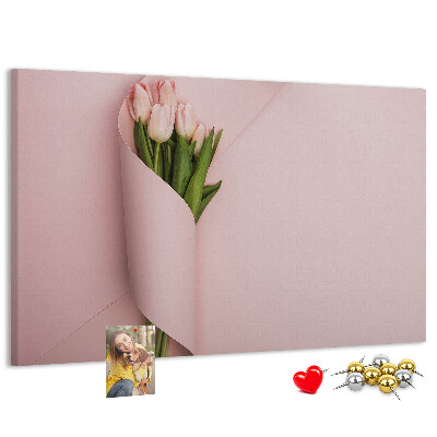Lavagna di sughero con stampa di delicati tulipani su sfondo rosa