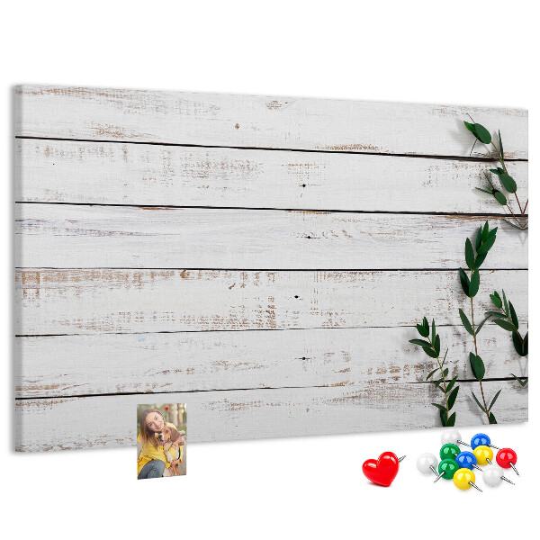 Bacheca in sughero con cornice in legno rustico e rami verdi