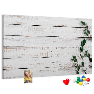 Bacheca in sughero con cornice in legno rustico e rami verdi