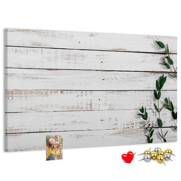 Bacheca in sughero con cornice in legno rustico e rami verdi