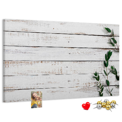 Bacheca in sughero con cornice in legno rustico e rami verdi