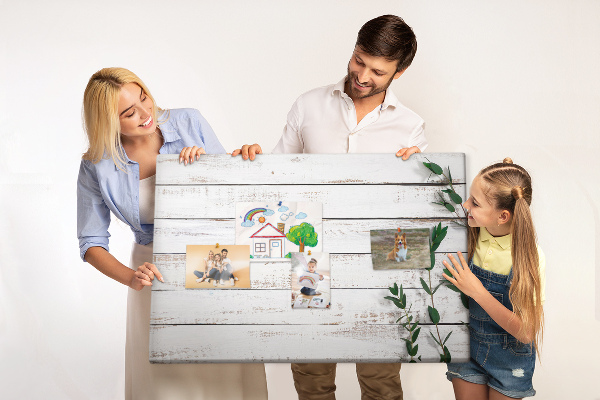 Bacheca in sughero con cornice in legno rustico e rami verdi