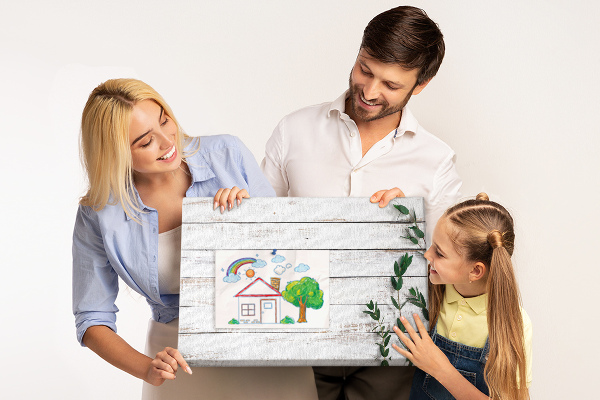 Bacheca in sughero con cornice in legno rustico e rami verdi