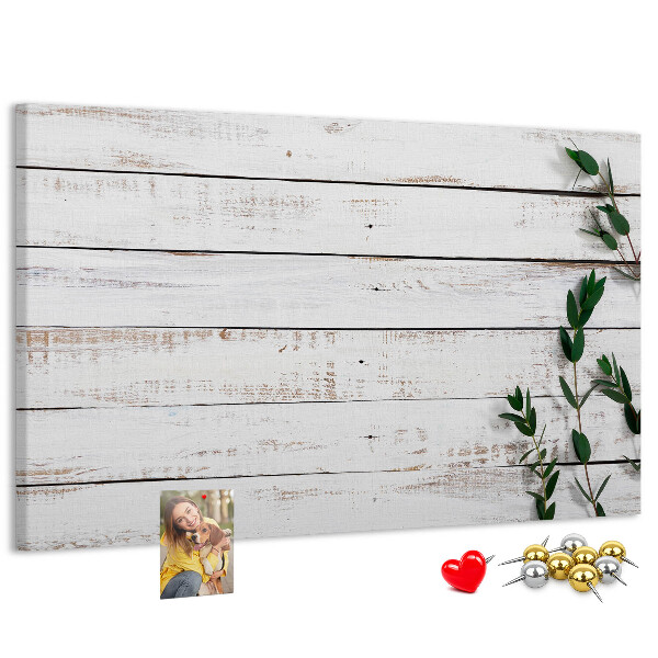Bacheca in sughero con cornice in legno rustico e rami verdi