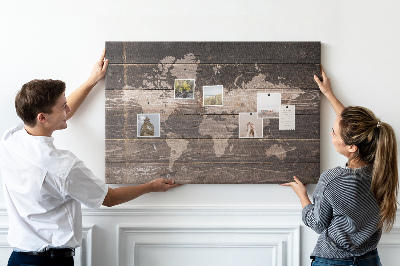 Lavagna di sughero mappa del mondo su sfondo di legno