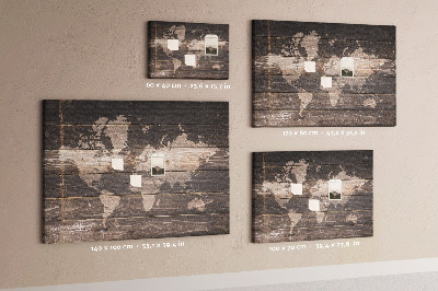 Lavagna di sughero mappa del mondo su sfondo di legno