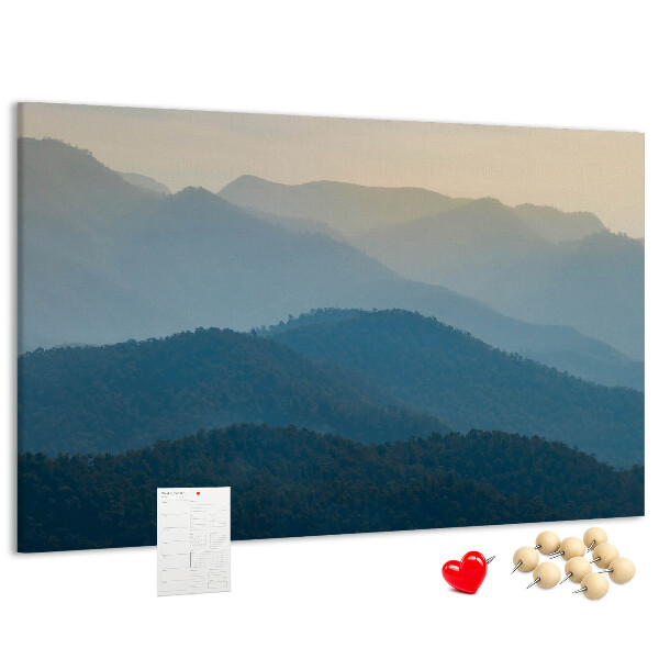 Bacheca in sughero con stampa di paesaggio montano dalle delicate sfumature