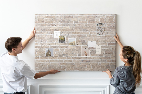 Lavagna di sughero con stampa effetto muro in mattoni dai toni neutri