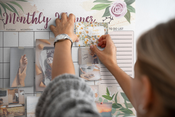 Bacheca in sughero calendario mensile con decorazioni floreali