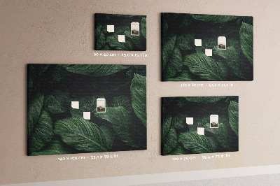Lavagna di sughero con decorazione di foglie verdi intrecciate