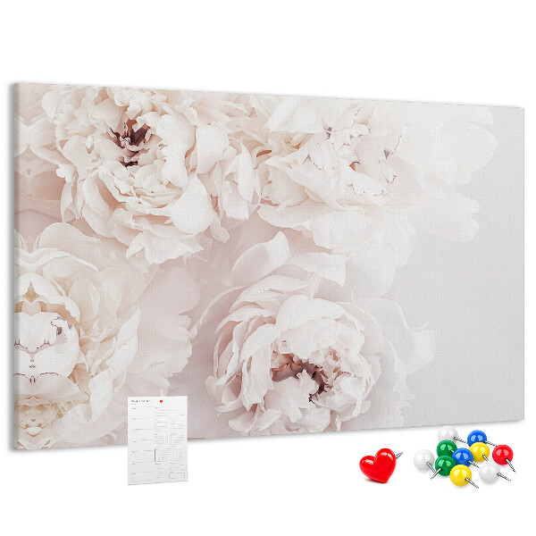 Lavagna di sughero con stampa di delicate peonie bianche su sfondo chiaro