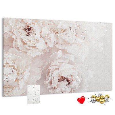 Lavagna di sughero con stampa di delicate peonie bianche su sfondo chiaro