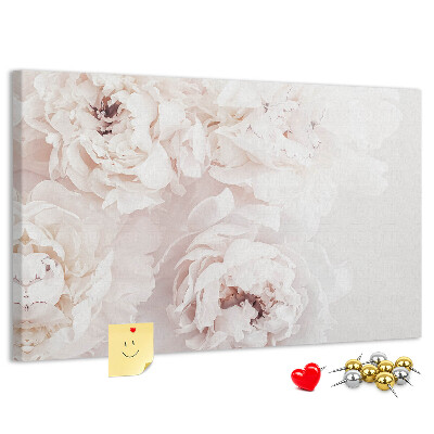 Lavagna di sughero con stampa di delicate peonie bianche su sfondo chiaro