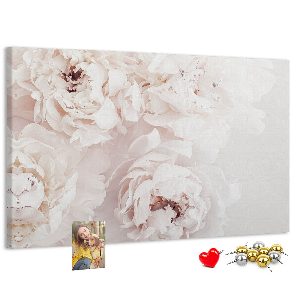 Lavagna di sughero con stampa di delicate peonie bianche su sfondo chiaro